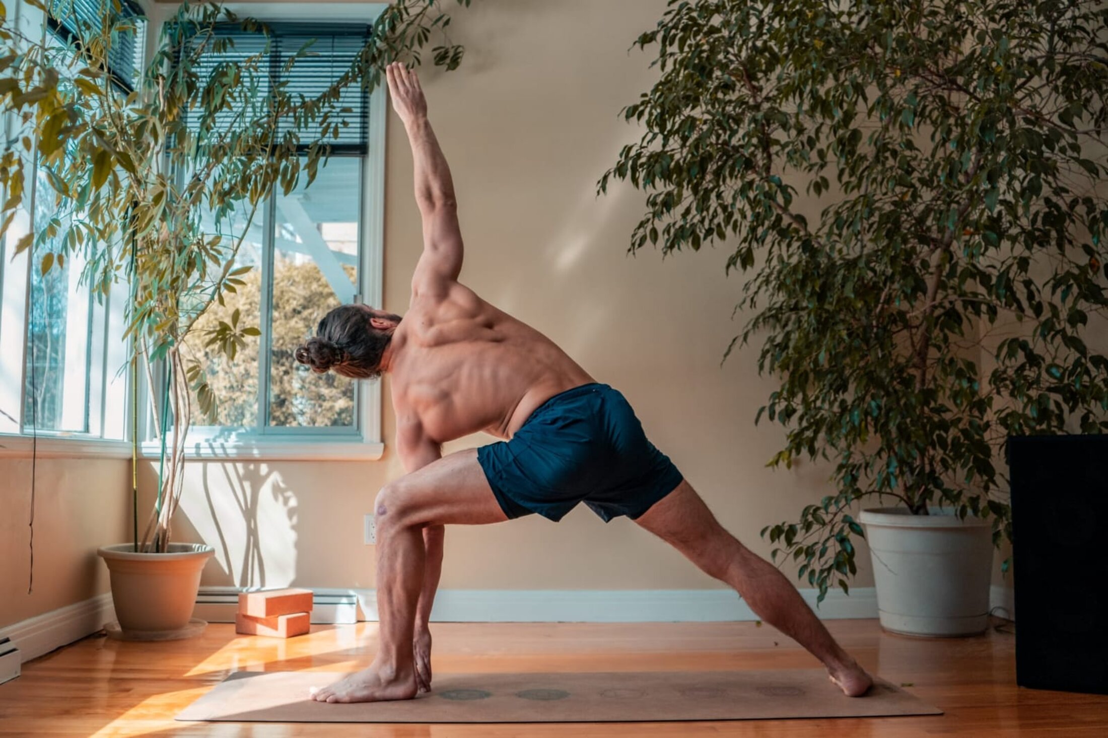 Mathias Soler en pleine posture de yoga
