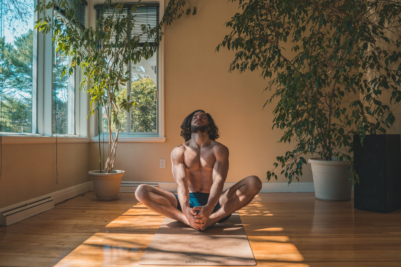 Mathias Soler assis en méditation, les yeux fermés
