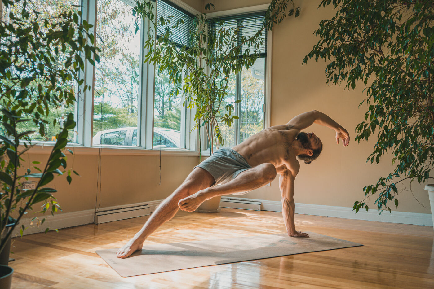 Séance de yoga au sol, sur tapis